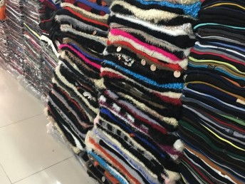 超便宜服裝尾貨雜款T恤 北京折扣店模式與工廠尾貨商機解析